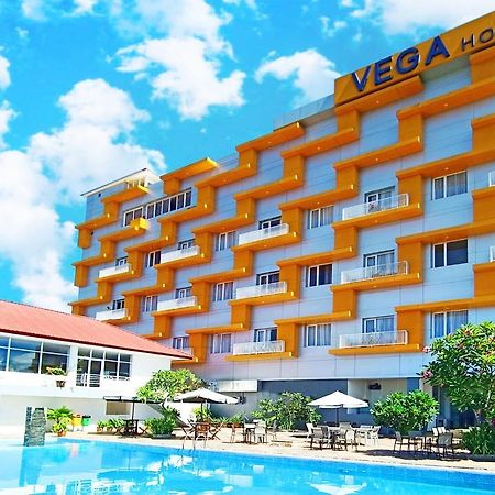 Vega Prime Hotel&Convention Sorong Esterno foto