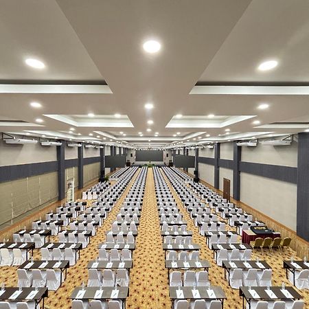 Vega Prime Hotel&Convention Sorong Esterno foto