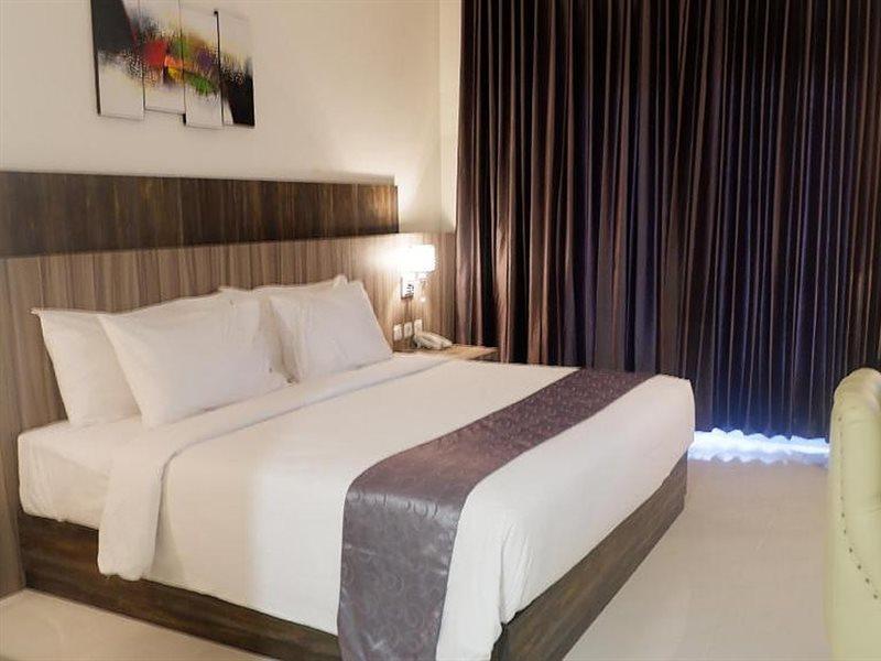 Vega Prime Hotel&Convention Sorong Esterno foto