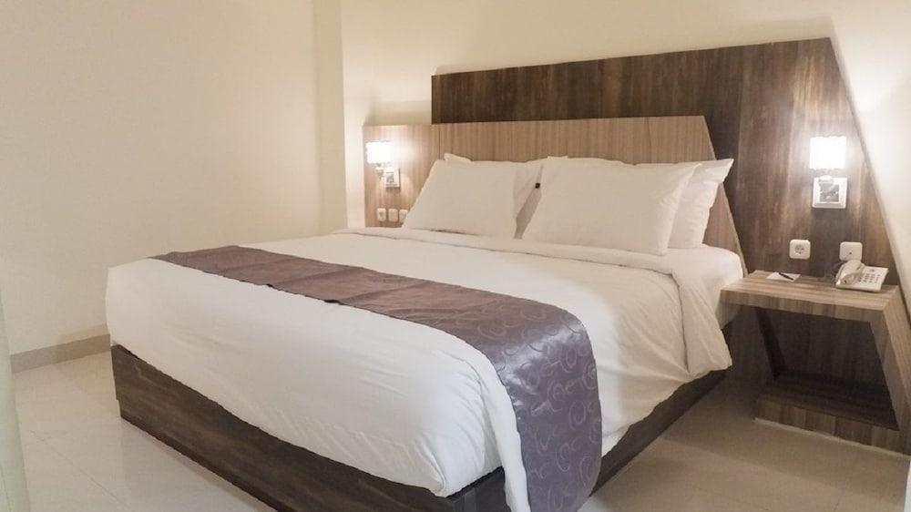 Vega Prime Hotel&Convention Sorong Esterno foto