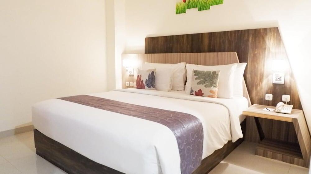 Vega Prime Hotel&Convention Sorong Esterno foto