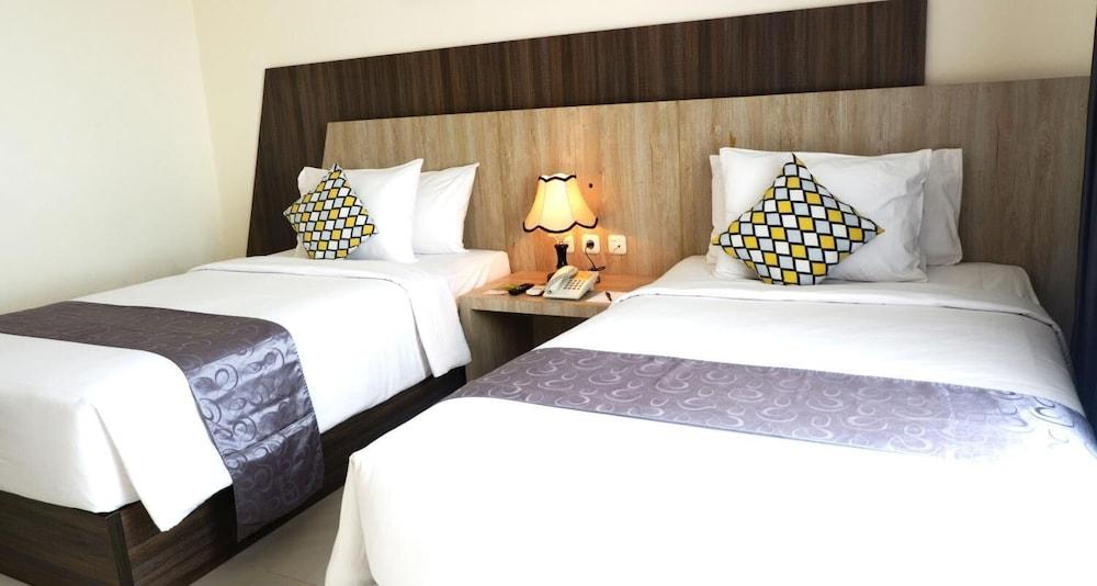 Vega Prime Hotel&Convention Sorong Esterno foto