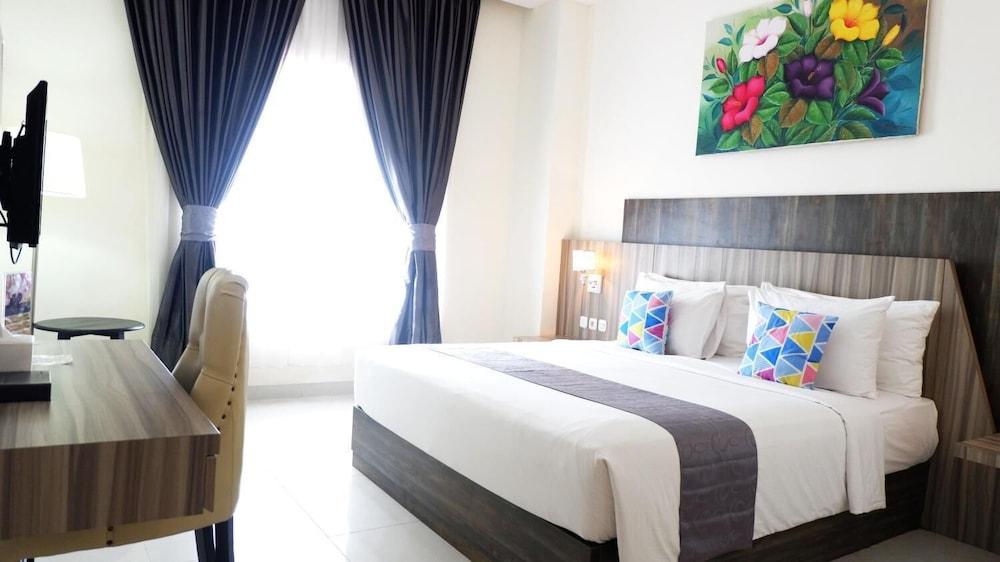 Vega Prime Hotel&Convention Sorong Esterno foto