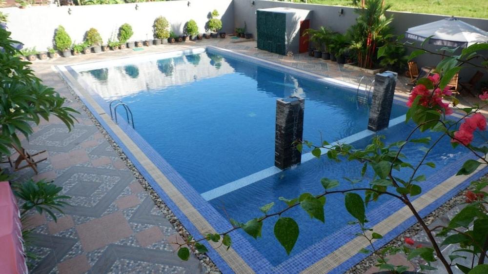 Vega Prime Hotel&Convention Sorong Esterno foto