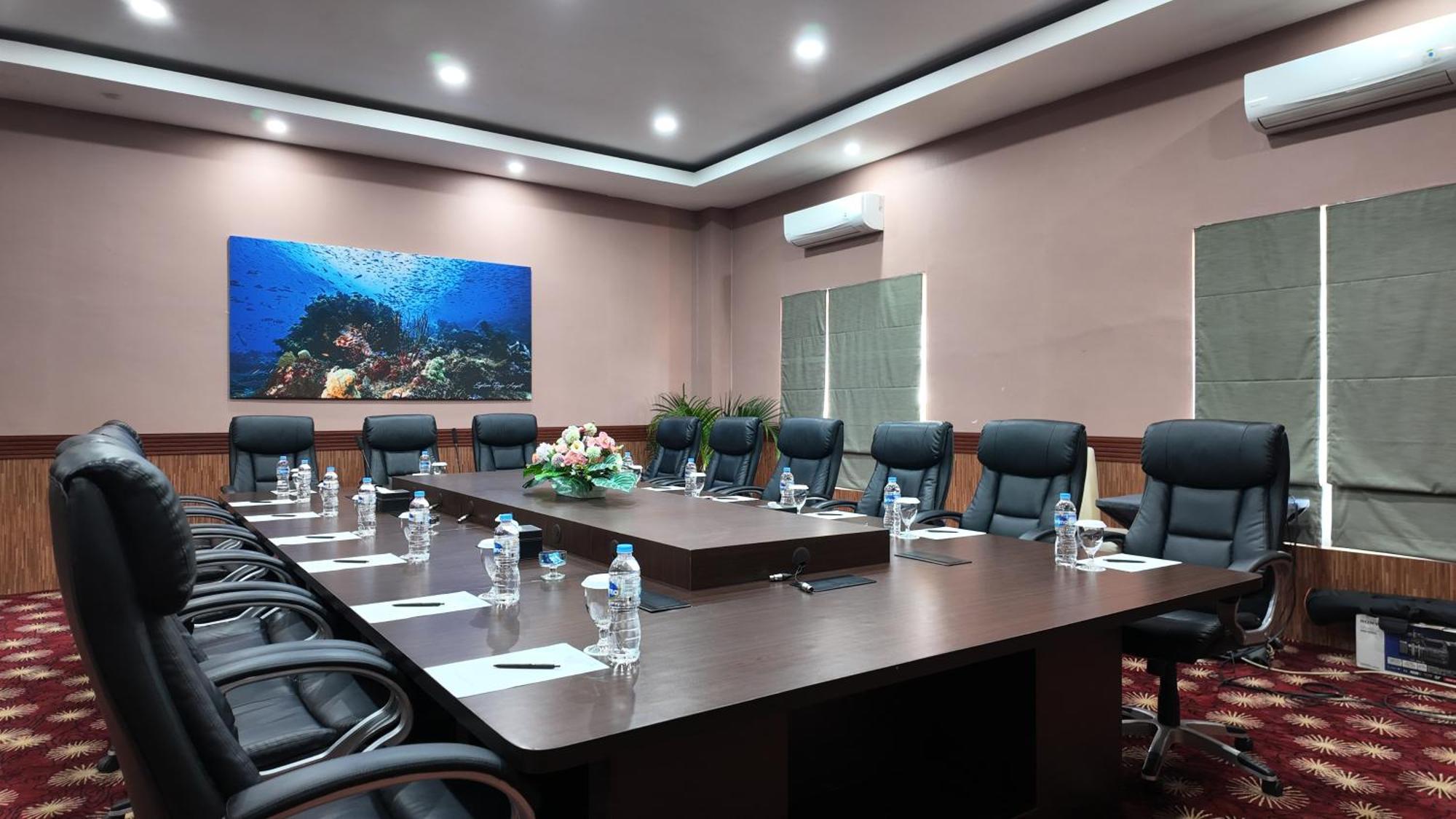 Vega Prime Hotel&Convention Sorong Esterno foto