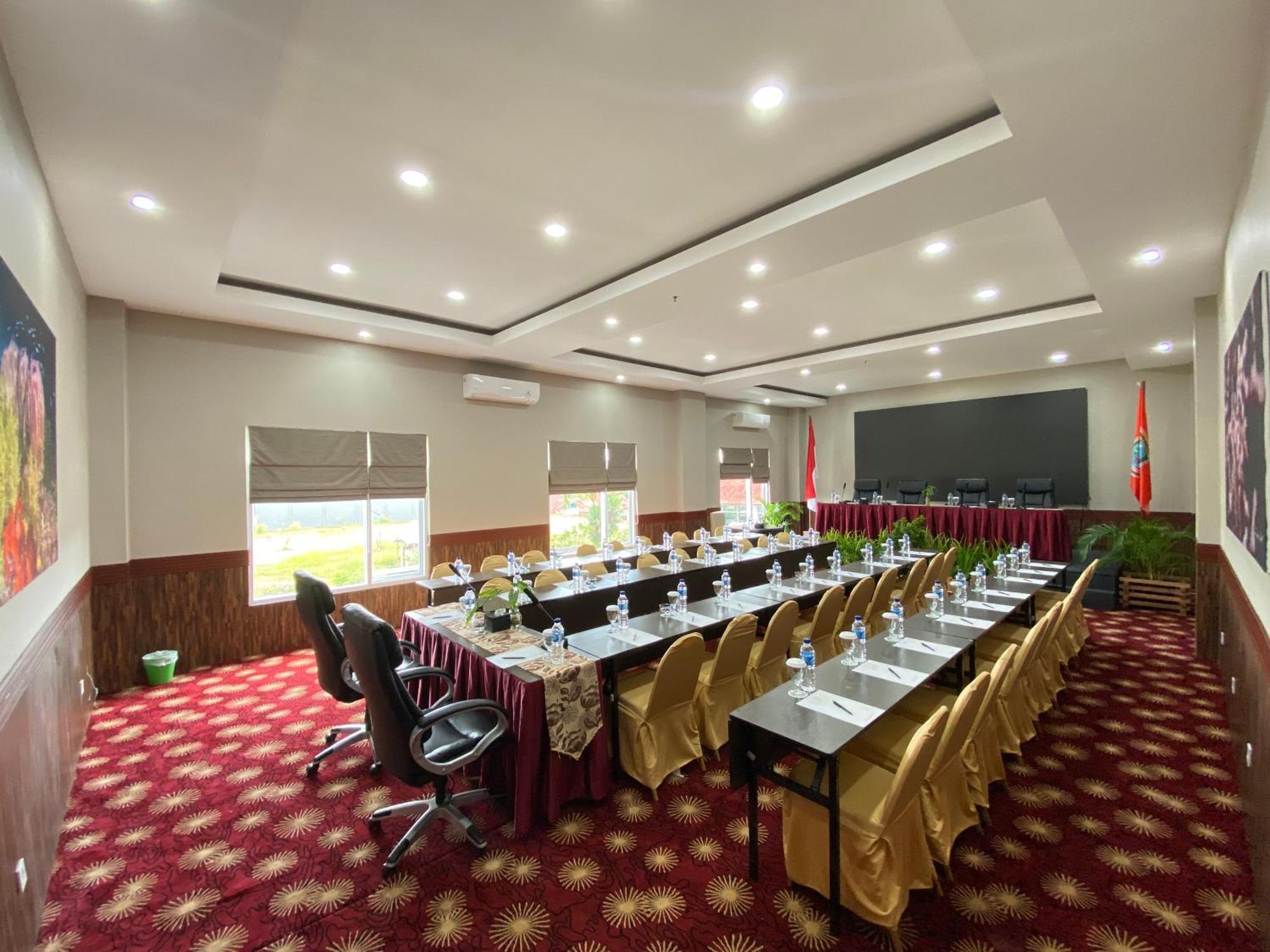 Vega Prime Hotel&Convention Sorong Esterno foto