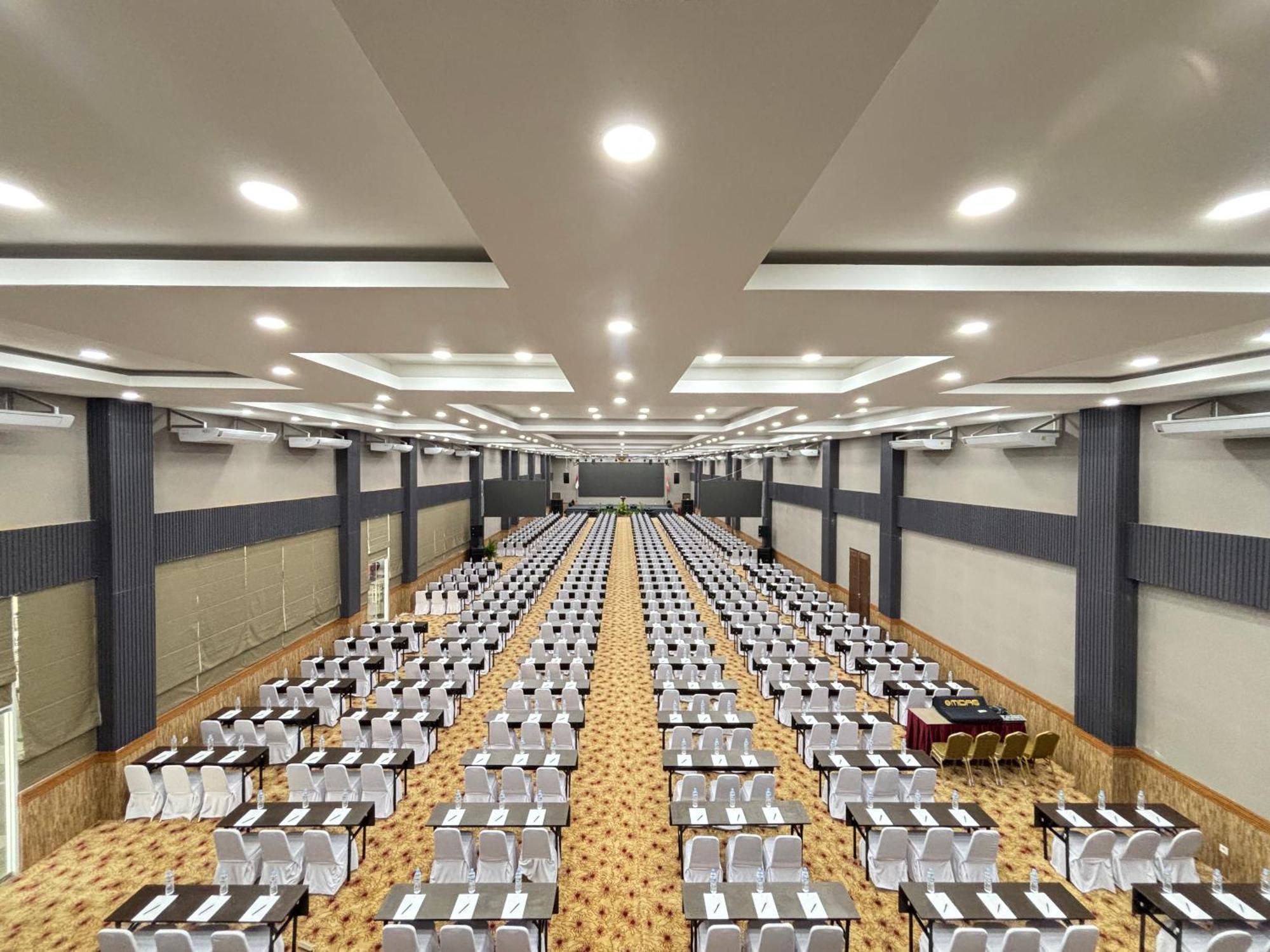 Vega Prime Hotel&Convention Sorong Esterno foto