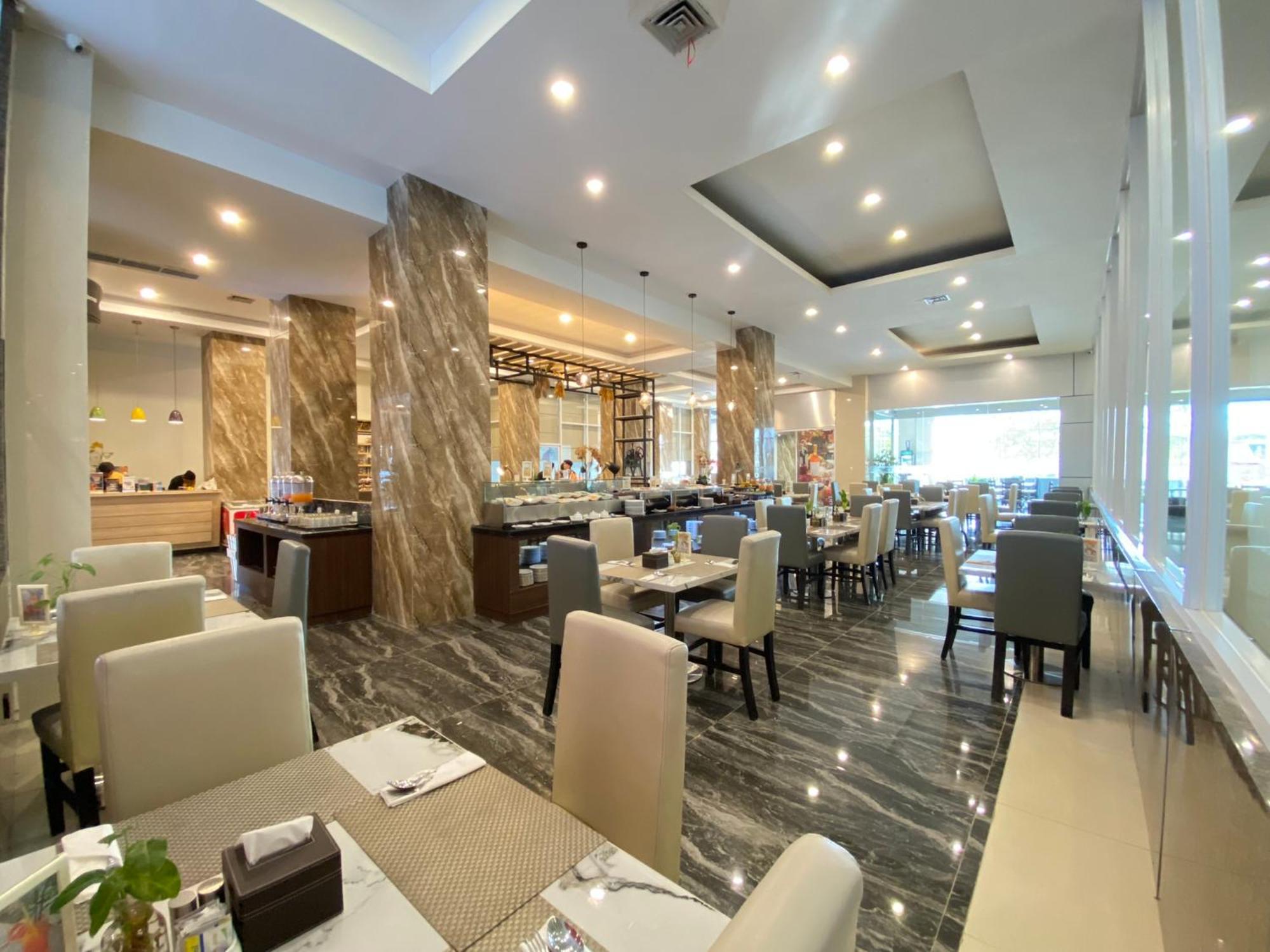 Vega Prime Hotel&Convention Sorong Esterno foto