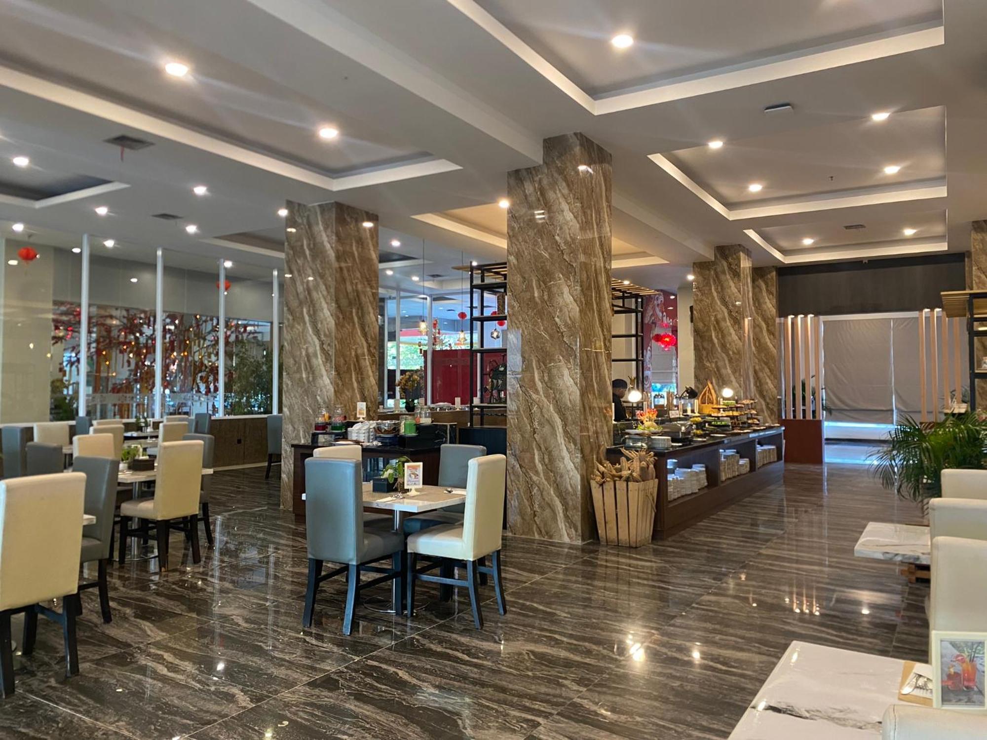 Vega Prime Hotel&Convention Sorong Esterno foto