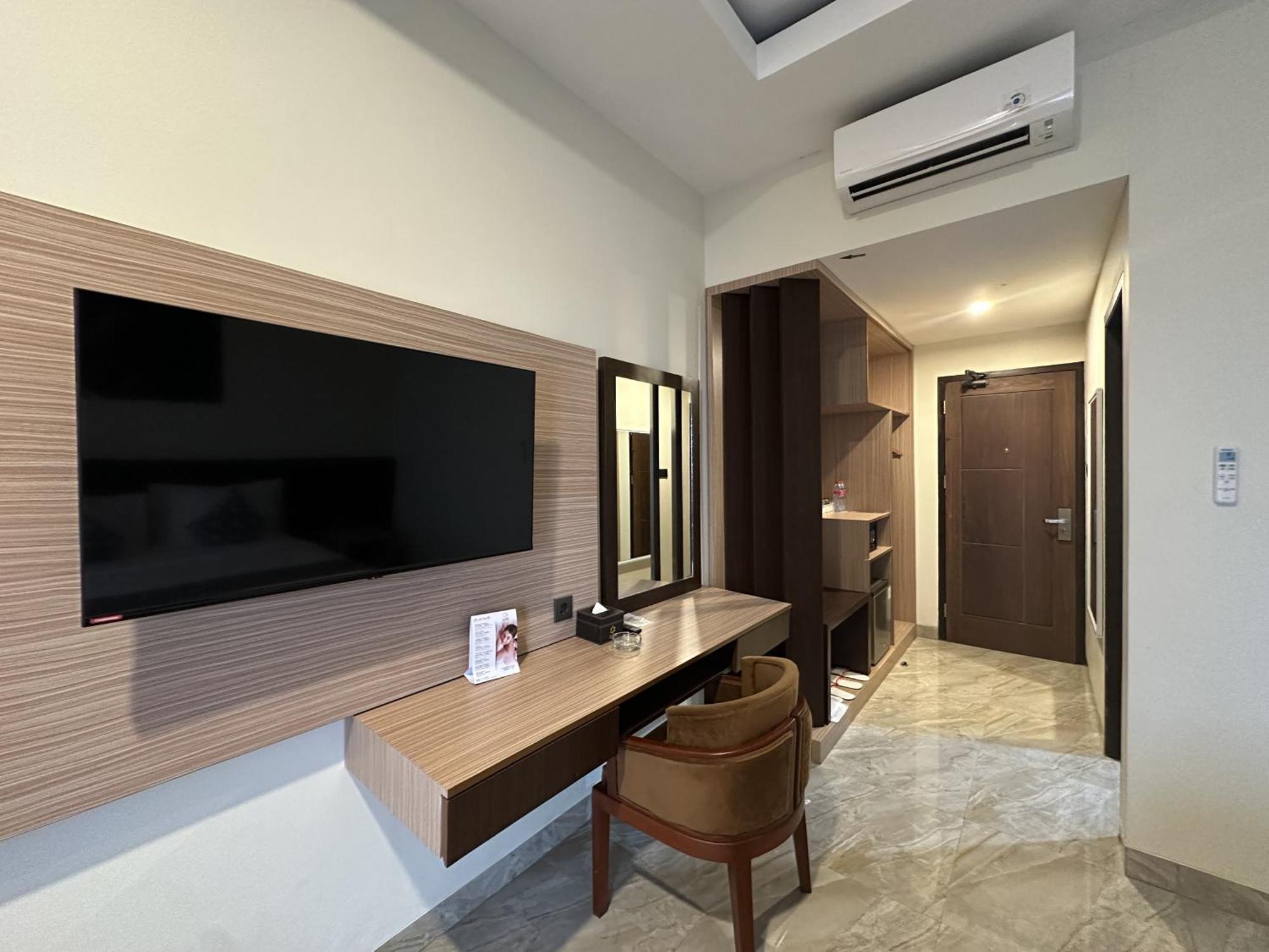 Vega Prime Hotel&Convention Sorong Esterno foto